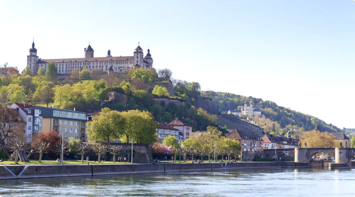 Nuestros servicios de alquiler de coches ofrecen una diversa selección de vehículos en Helmstadt.